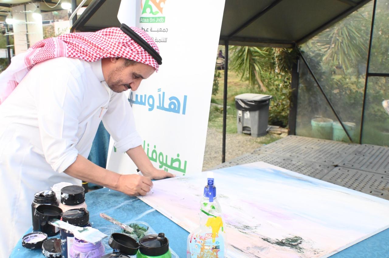 ملتقى عطاء التشكيلي الأول يجسّر المسافة بين الفنانين والجمهور