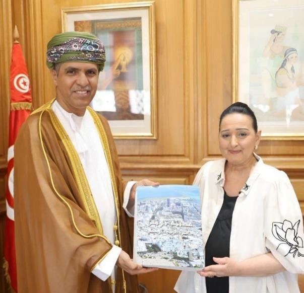جسر الثقافة بين تونس ومسقط: قراءة في أبعاد التعاون التراثي وآفاقه الاستراتيجية