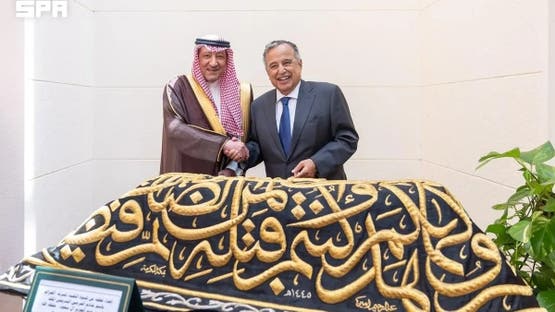 بتوجيه من خادم الحرمين الشريفين.. نائب وزير الخارجية يسلّم الأمين العام لجامعة الدول العربية قطعة من كسوة الكعبة المشرَّفة