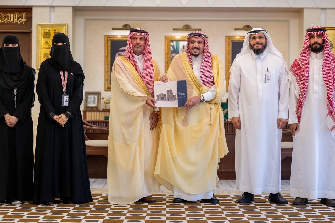 أمير القصيم يتسلّم التقرير السنوي لفرع هيئة التراث بالمنطقة.