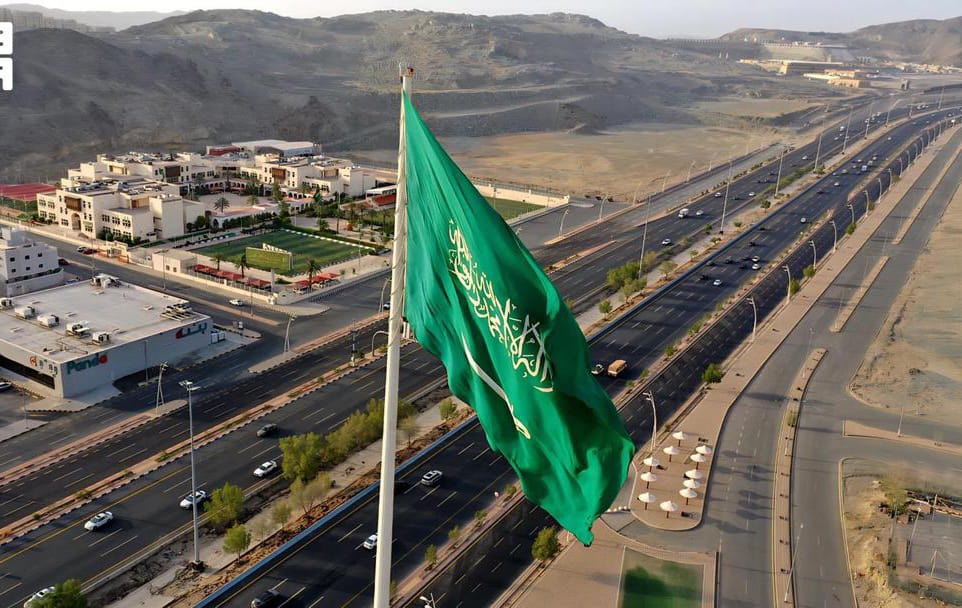 العلم السعودي يرفرف فوق أعلى سارية بمكة المكرمة احتفاءً باليوم الوطني السعودي
