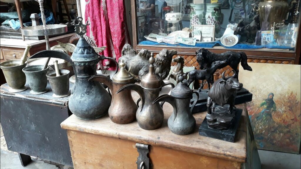 سوق الأنتيكات في بغداد.. معرض تحف ومقتنيات نادرة 1 سوق الأنتيكات في بغداد