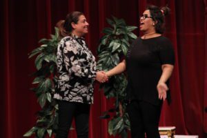 لقطة لبطلتي المسرحية النسائية هيا الشعيبي ونشوى مصطفى العام الماضي