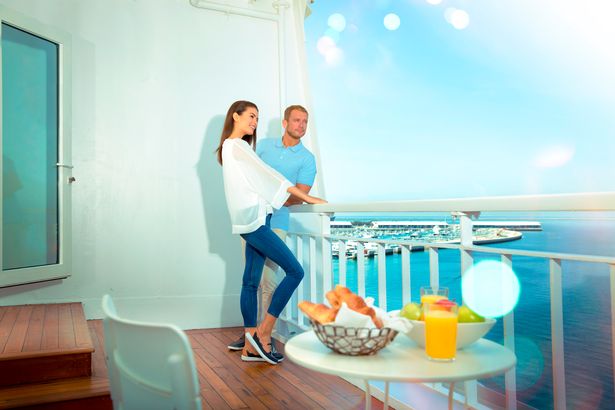 78-161315-dubai-the-queen-elizabeth-2-floating-hotel-7