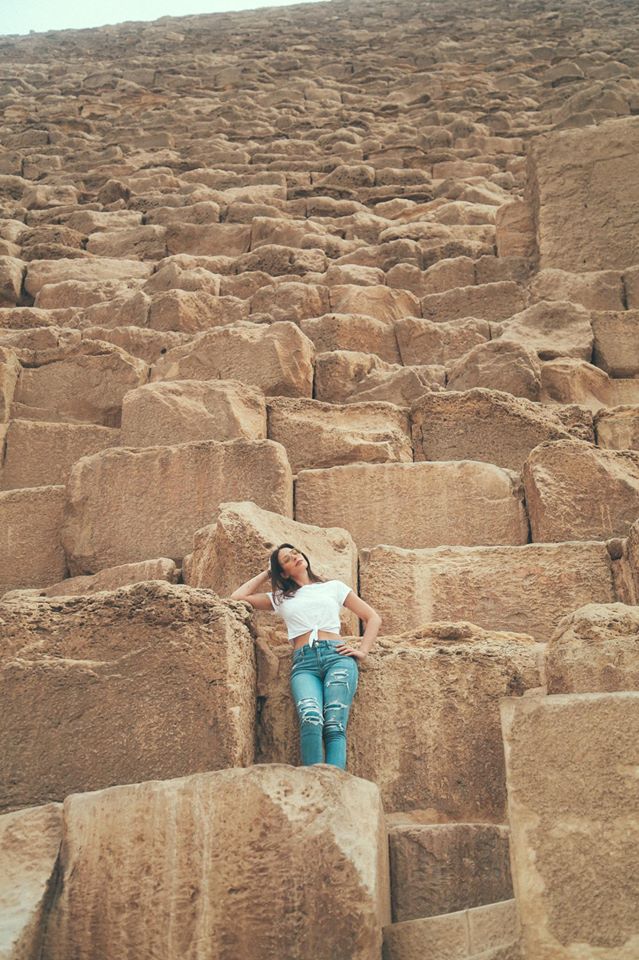 142021-هبة-طوجى-فى-الأهرامات-(7)