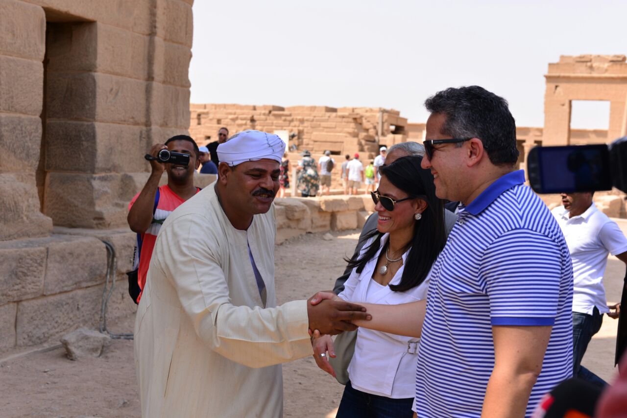 144776-جولة-تفقدية-لوزيرة-السياحة-ووزير-الآثار--في-عدد-من-الأماكن-الاثرية-بأسوان-(1)