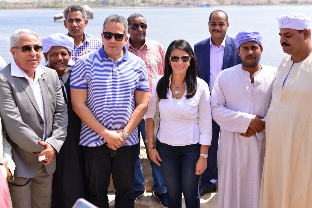 170856-جولة-تفقدية-لوزيرة-السياحة-ووزير-الآثار--في-عدد-من-الأماكن-الاثرية-بأسوان-(3)