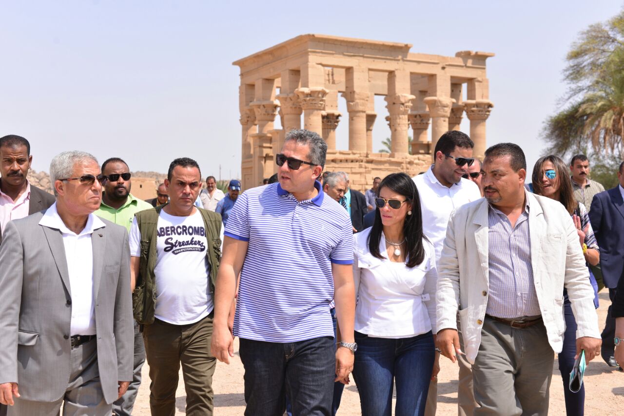 174261-جولة-تفقدية-لوزيرة-السياحة-ووزير-الآثار--في-عدد-من-الأماكن-الاثرية-بأسوان-(2)