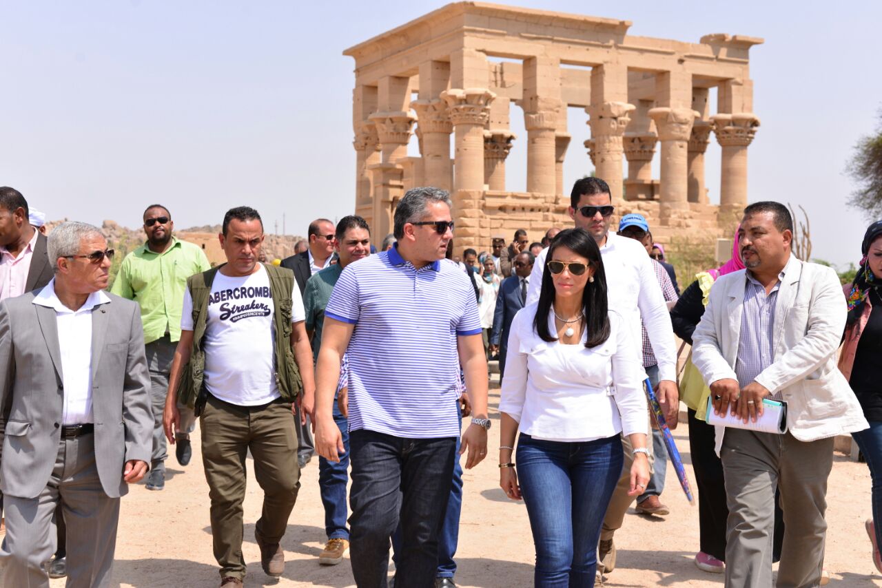 177191-جولة-تفقدية-لوزيرة-السياحة-ووزير-الآثار--في-عدد-من-الأماكن-الاثرية-بأسوان-(4)