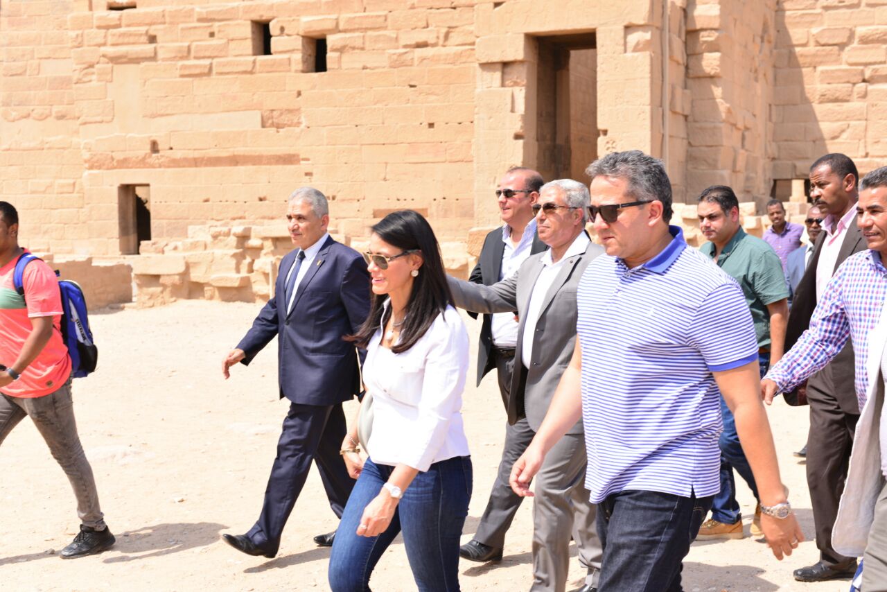 187248-جولة-تفقدية-لوزيرة-السياحة-ووزير-الآثار--في-عدد-من-الأماكن-الاثرية-بأسوان-(6)