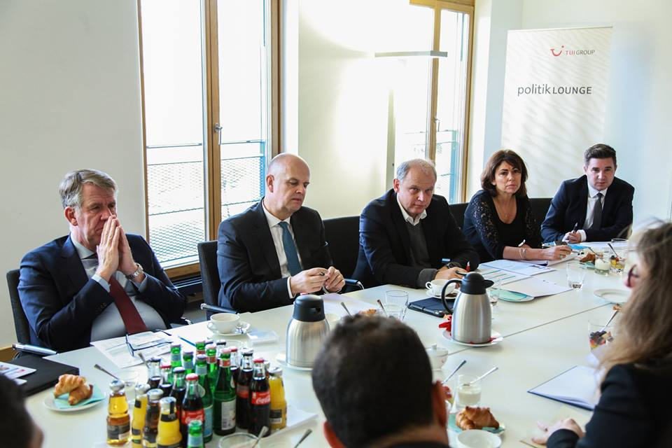 53327592_320703621919553_739734067204849664_n