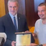 تكريم عمرو دياب من وزير السياحة اللبناني