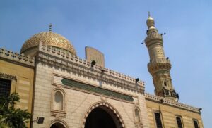 مسجد_السيدة_نفيسة_من_الخارج_بالمئذنة_كاملة