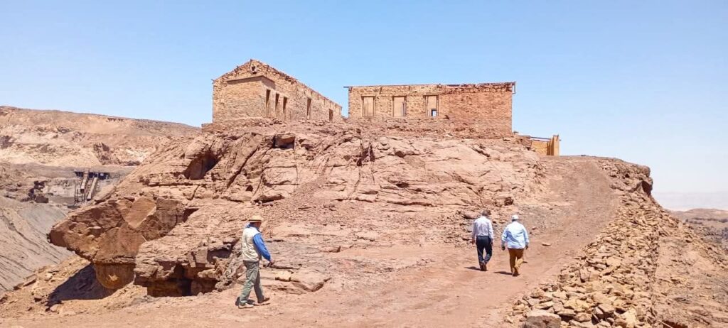 لجنة أثرية متخصصة تعاين مسار التليفريك التاريخي بمنطقة أم بجمة بجنوب سيناء 1 IMG 20250824 WA0000 1024x462 1