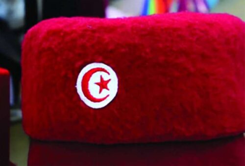 حكاية التاج الأحمر والوطن الأخضر