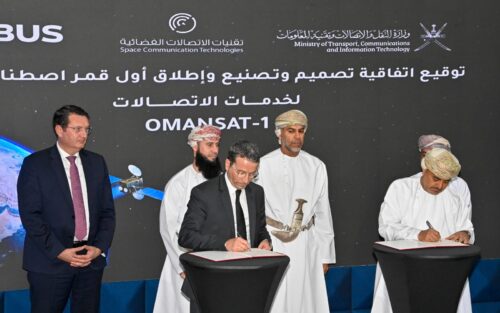 وزارة النقل والاتصالات وتقنية المعلومات توقع اتفاقية تصميم وتصنيع وإطلاق أول قمر اصطناعي عُماني ..