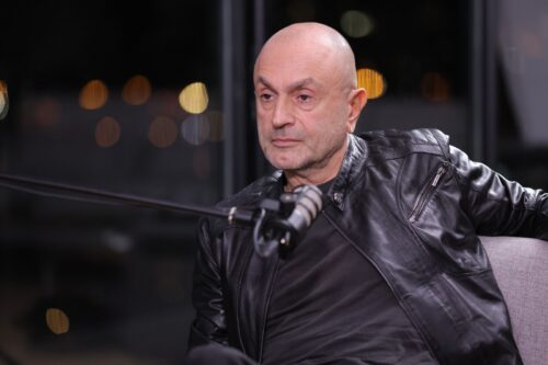 طوني قهوجي يروي تجربته في صناعة التلفزيون ببرنامج “يلا نحكي”