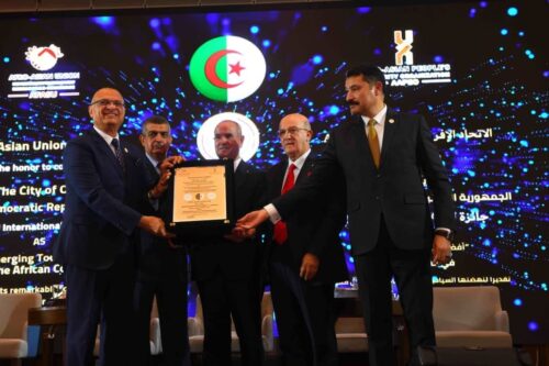 لحظات استثنائية في وهران .. تتويج مدينة وهران بجائزة AFASU الذهبية كأفضل مدينة سياحية صاعدة في أفريقيا