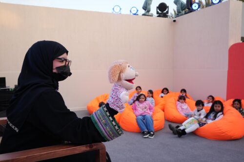 الحكواتي” يُلهِب حماس أطفال مهرجان الكتّاب والقرّاء .