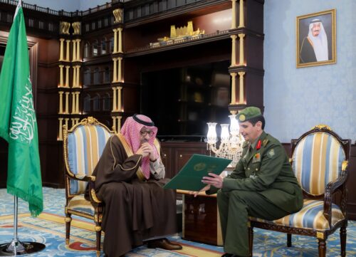 الأمير حسام بن سعود يطّلع على التقرير السنوي لجوازات منطقة الباحة .