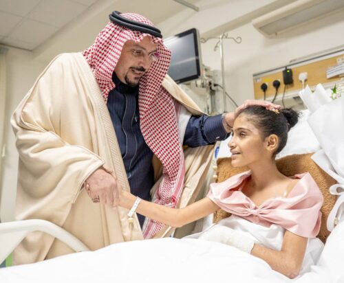سمو أمير منطقة القصيم يطمئن على الطفلة العنود الطريفي عقب حادث مروري مأساوي