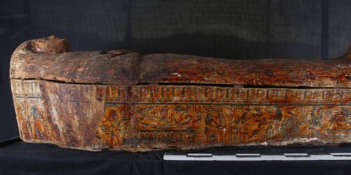 وزارة السياحة والآثار: العثور على “خبيئة من التوابيت الملونة لمنشدي آمون” وثماني برديات نادرة من عصر الانتقال الثالث بالقرنة بالأقصر