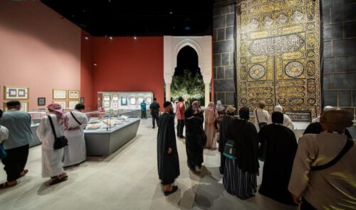 زوار مكة يتوافدون على حي حراء الثقافي للاستمتاع بالفعاليات والمعارض