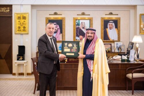 أمير القصيم يستقبل سفير جمهورية الجزائر لدى المملكة