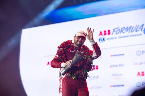 فريق نيسان فورمولا إي يعتلي رولاند منصة التتويج للمرة الثالثة هذا الموسم، مؤكدًا عودة قوية لفريق نيسان فورمولا إي في الجولة الخامسة من بطولة العالم للفورمولا إي 2025/2026 (ABB FIA).