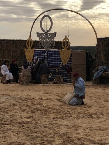 في القُلعة… حين تمشي الذاكرة على عكّاز الحكمة