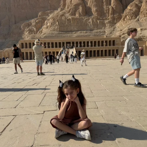 الأسر والعائلات والأطفال الأجانب يستمتعون بين أروقة معابد الأقصر..