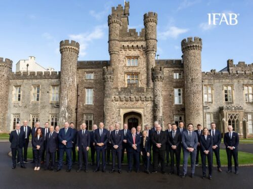 الفيفا يدرس تشديد العقوبات على مغادرة اللاعبين الملعب دون إذن