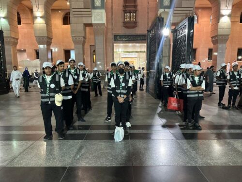 300 كشاف من وزارة الرياضة يواصلون البرنامج السنوي لخدمة المعتمرين وزوار الحرمين الشريفين