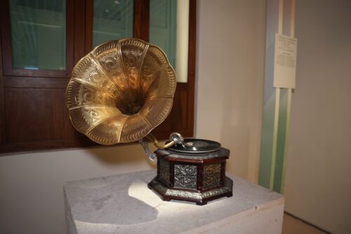 متحف طارق عبدالحكيم يوثق 30 عاماً من الإرث الموسيقي وسط جدة التاريخية