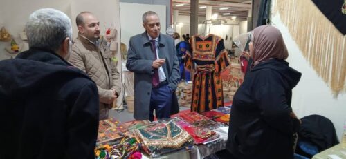 سفير الجزائر بتونس يطمئن على الحرفيين المشاركين في “الصالون الدولي للابتكار في الصناعة التقليدية” بقصر المعارض بالكرم