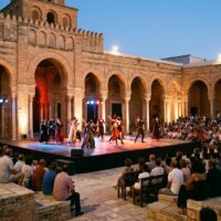 القيروان: حين يرتدي الأغالبة رداء “الفن الرابع” في يوبيل المسرح الثلاثين