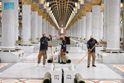 جهود متواصلة لخدمة المصلين والزائرين على مدار الساعة بالمسجد النبو