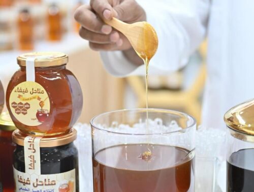 في اليوم العالمي للنحل.. عسل جازان يروي سيرة الأرض والجبال