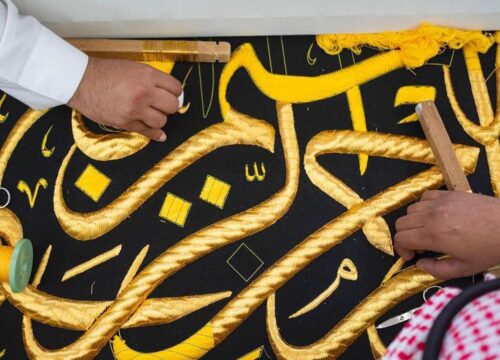 خطّاط كسوة الكعبة المشرفة.. إرثٌ فنيٌّ خالد نقش اسمه بخيوط الذهب على أثواب البيت العتيق