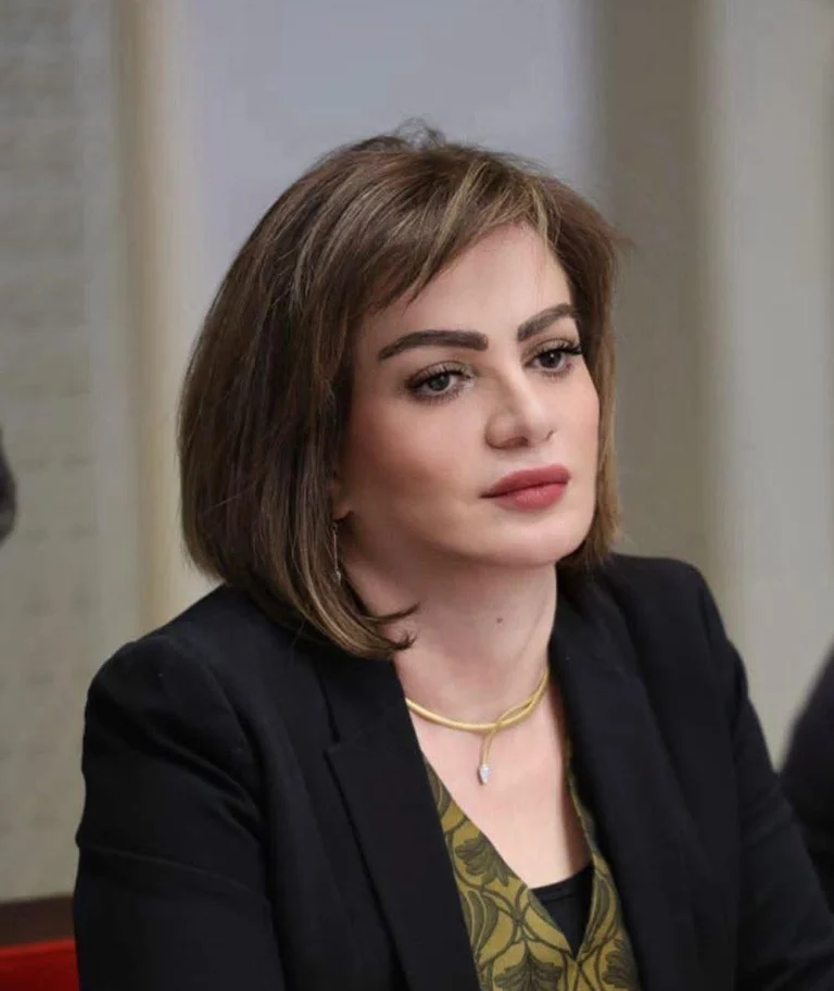 وزيرة الثقافة والسياحة والاثار تهنيء صحفيي العراق