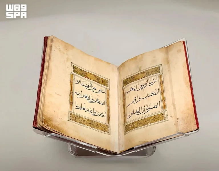 متحف القرآن الكريم بمكة المكرمة يعرض بين مقتنياته الفريدة مصحفًا نادرًا مطبوعًا في مدينة قازان عام 1906