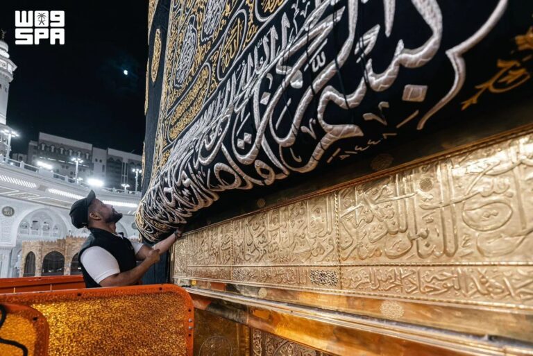 هيئة العناية بالحرمين” تبدأ اليوم في رفع ستارة باب الكعبة المشرفة استعدادًا لعمليات غسلها