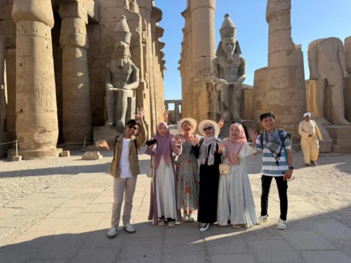الأفواج السياحية تتحدى الطقس الحار بزيارات المعابد الفرعونية