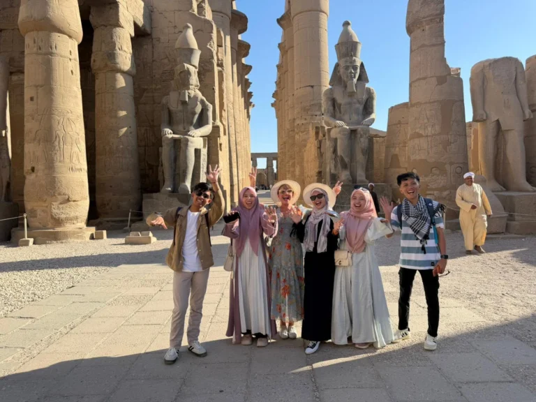 الأفواج السياحية تتحدى الطقس الحار بزيارات المعابد الفرعونية