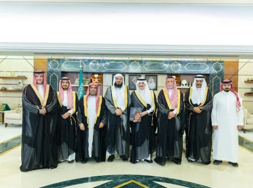 أمير الشرقية يستقبل مدير دار الآل والصحب الوقفية بمحافظة الأحساء