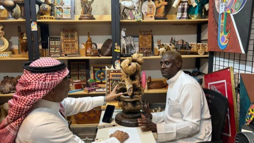 الدكتور عبدالله الفرج يمنح الخشب حياة جديدة ويحفظ ذاكرة التراث السعودي