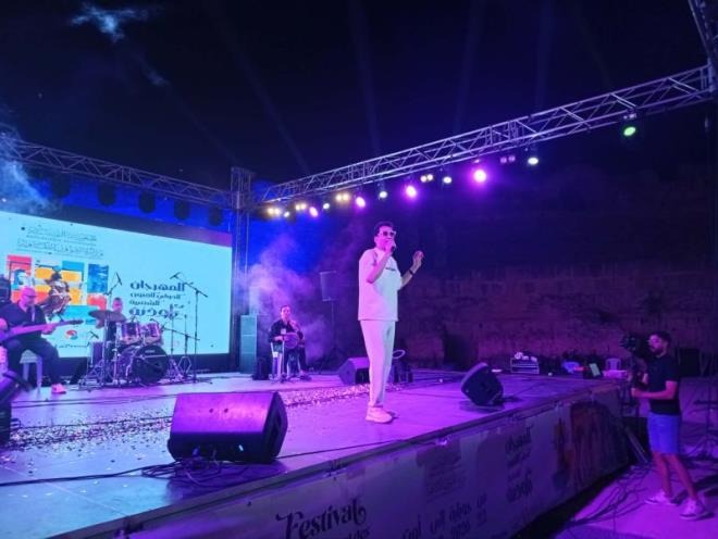 سحر التاريخ يعانق الفن الشعبي: كيف تحول مسرح أوذنة الأثري إلى نبض الثقافة العربية