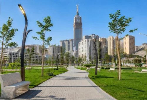 المساحات الخضراء في مكة.. بيئة حضرية تلطّف الأجواء وتعزز راحة الزوار والمعتمرين