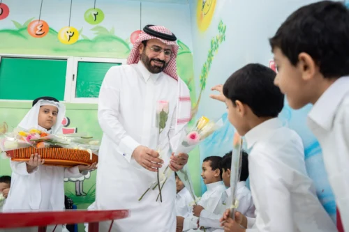 باهتمام ومتابعة سمو محافظ الأحساء وكيل المحافظة يشارك الطلاب انطلاق العام الدراسي الجديد