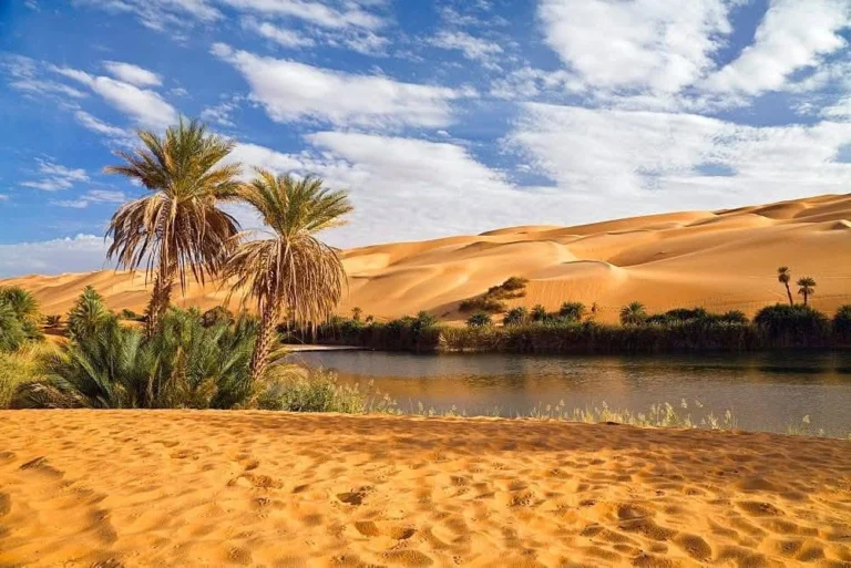 بحــيرة أم المــاء.. جوهرة زرقاء في قلب صحراء الليبية